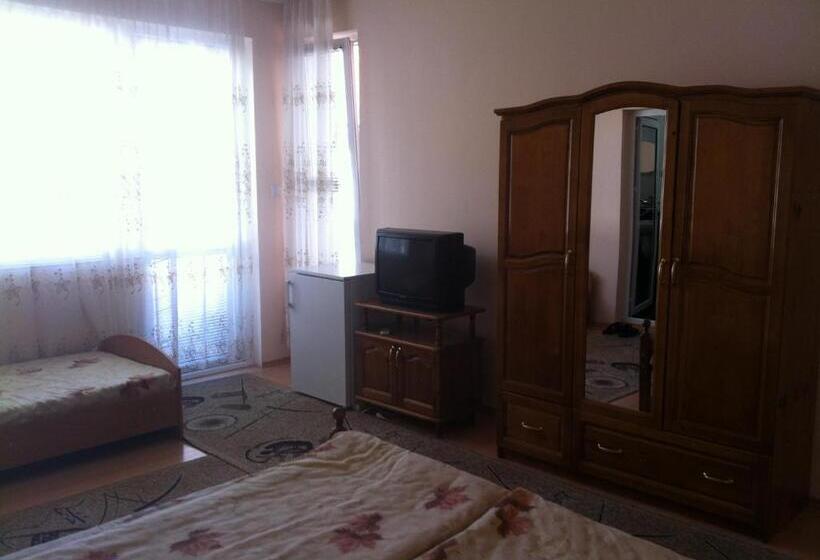 バルコニー付きスタンダードトリプルルーム, Family Hotel Velevi