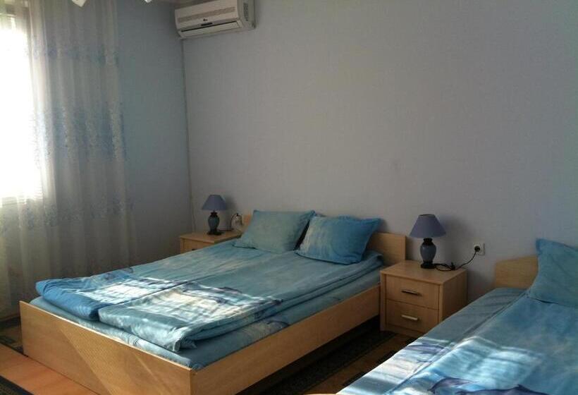 バルコニー付きスタンダードトリプルルーム, Family Hotel Velevi