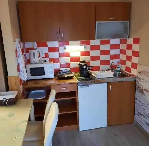 استودیوی استاندارد, Kék Lagúna Wellness Apartmanok
