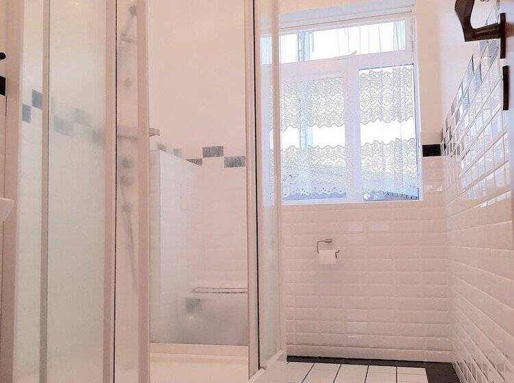 اتاق استاندارد با سرویس بهداشتی مشترک, Klara Guesthouse