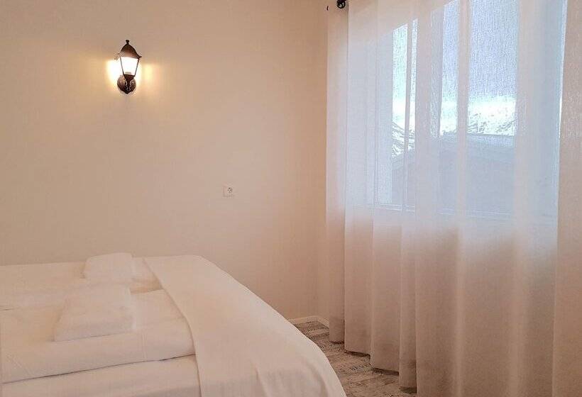 اتاق استاندارد با سرویس بهداشتی مشترک, Klara Guesthouse