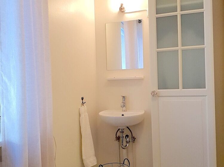 اتاق استاندارد یک تخته با سرویس بهداشتی مشترک, Klara Guesthouse