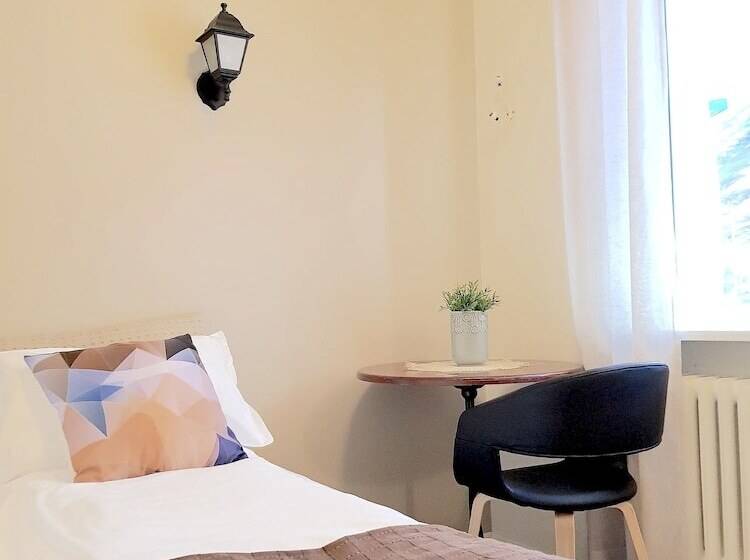 اتاق استاندارد یک تخته با سرویس بهداشتی مشترک, Klara Guesthouse