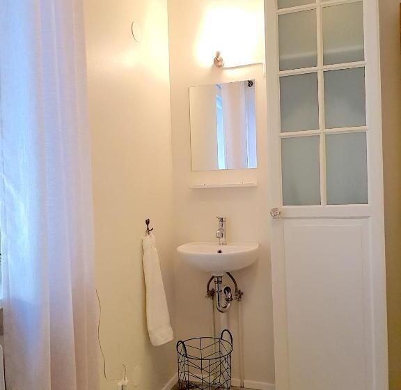 اتاق استاندارد با سرویس بهداشتی مشترک, Klara Guesthouse