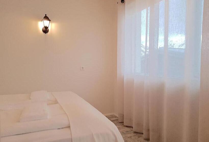 اتاق استاندارد با سرویس بهداشتی مشترک, Klara Guesthouse