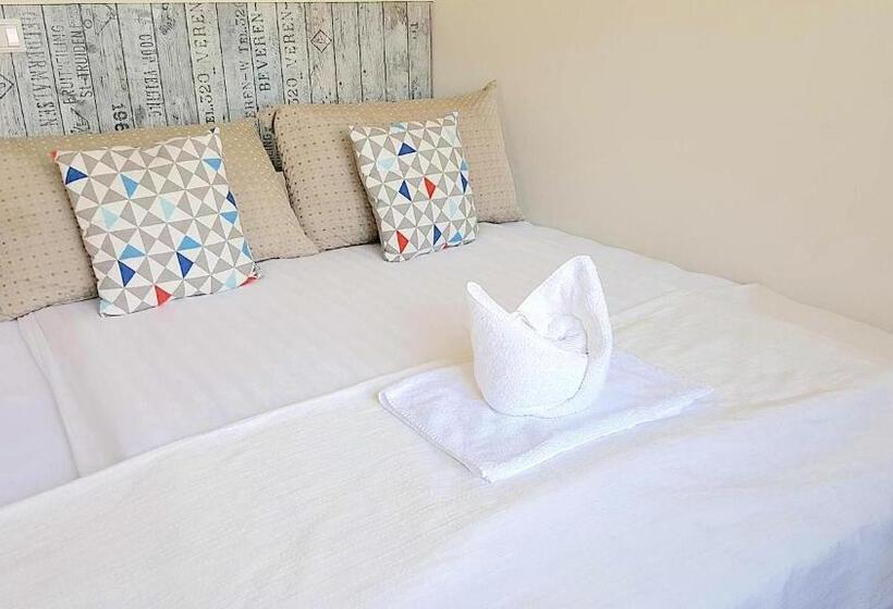 اتاق استاندارد با سرویس بهداشتی مشترک, Klara Guesthouse