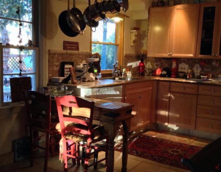 استودیوی لوکس, Mystic Portal 420 Guesthouse