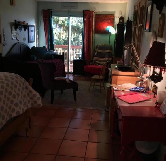 Люкс Повышенной Комфортности, Mystic Portal 420 Guesthouse