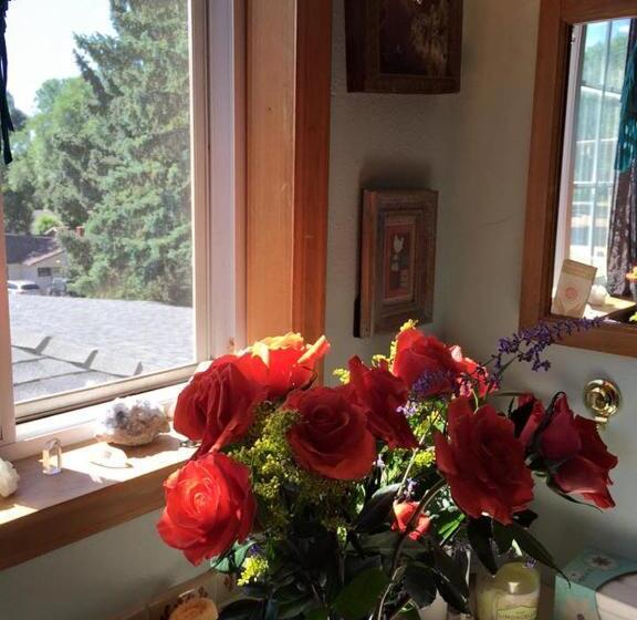 Люкс Повышенной Комфортности, Mystic Portal 420 Guesthouse