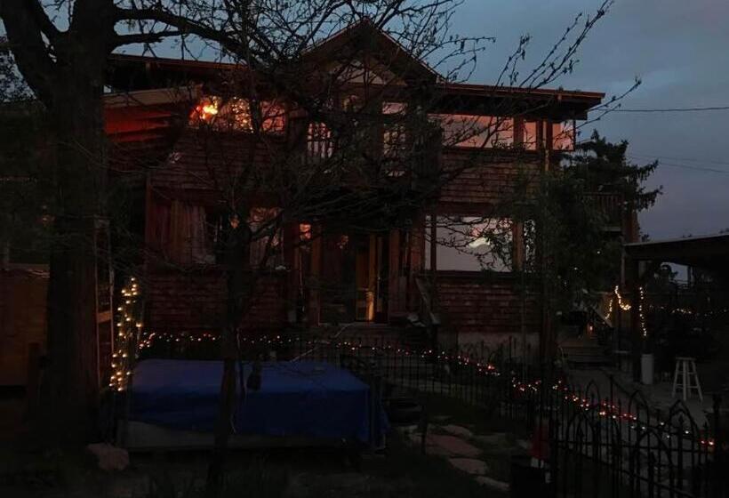 اتاق لوکس, Mystic Portal 420 Guesthouse