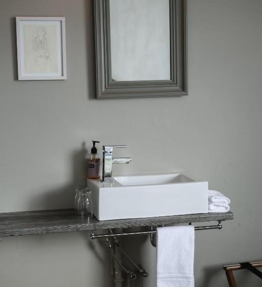 اتاق استاندارد با سرویس بهداشتی مشترک, Siglunes