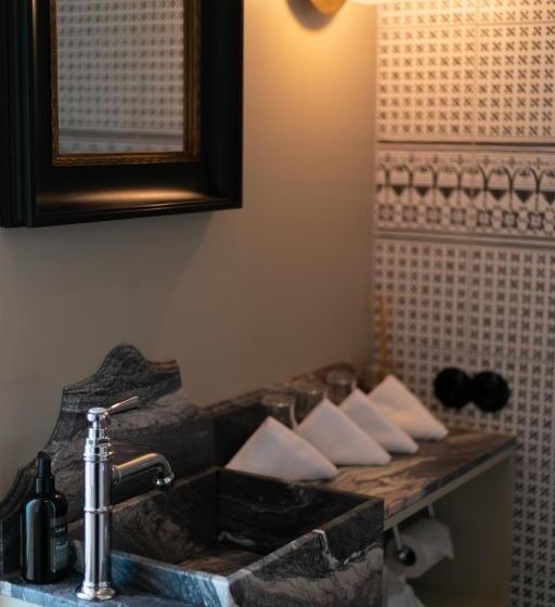 اتاق لوکس, Siglunes