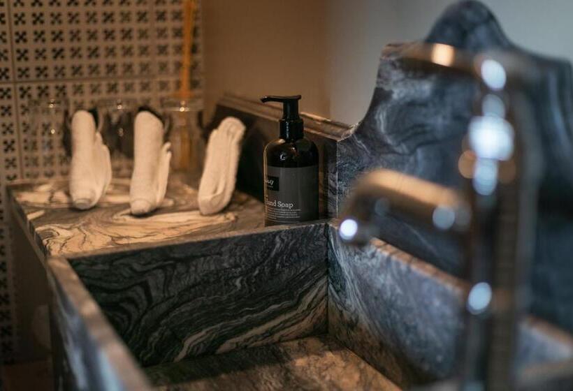 اتاق لوکس خانوادگی, Siglunes