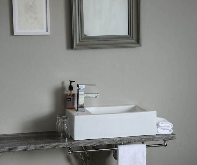 اتاق استاندارد با سرویس بهداشتی مشترک, Siglunes