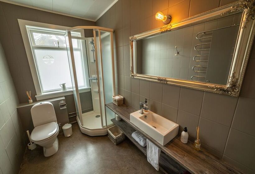 اتاق استاندارد یک تخته با سرویس بهداشتی مشترک, Siglunes