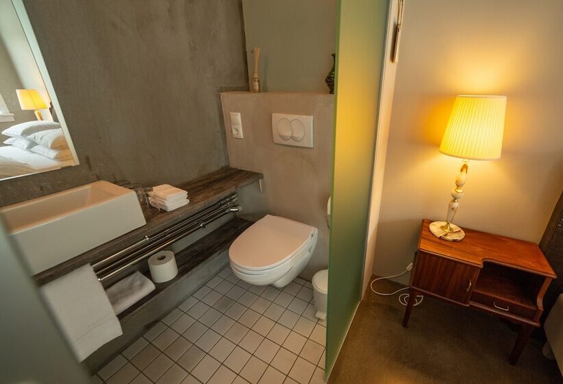 اتاق استاندارد سه نفره, Siglunes