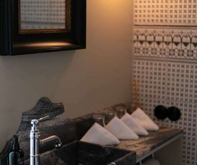 اتاق لوکس, Siglunes