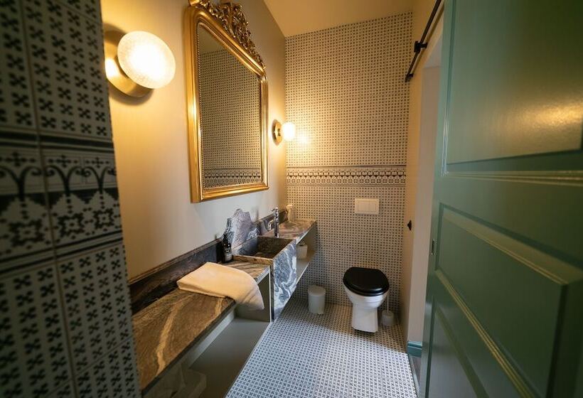 اتاق لوکس سه تخته, Siglunes