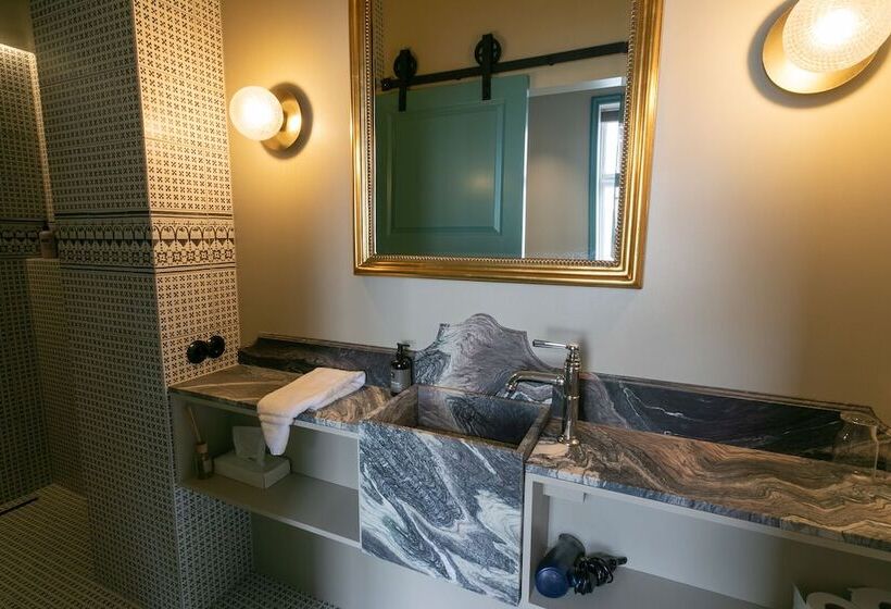 اتاق لوکس سه تخته, Siglunes