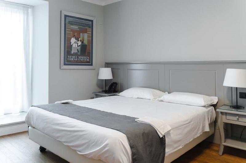 اتاق لوکس, De Ville