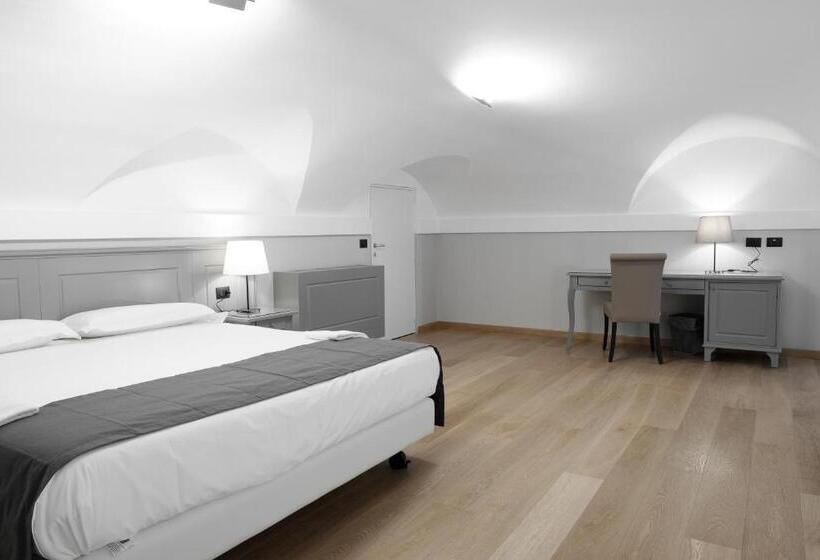 اتاق لوکس سه تخته, De Ville