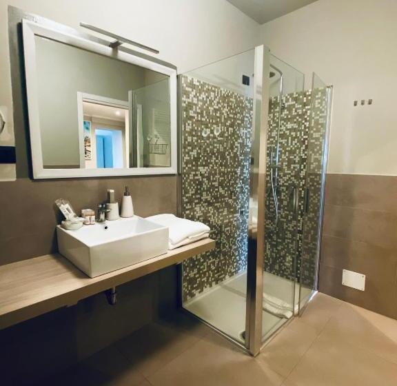 اتاق لوکس سه تخته, De Ville