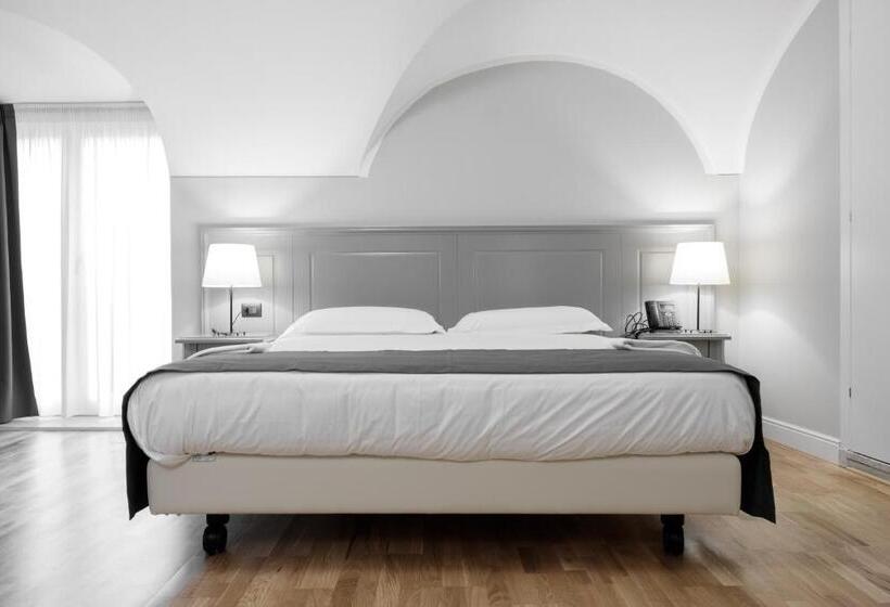 اتاق اجرایی سه نفره, De Ville