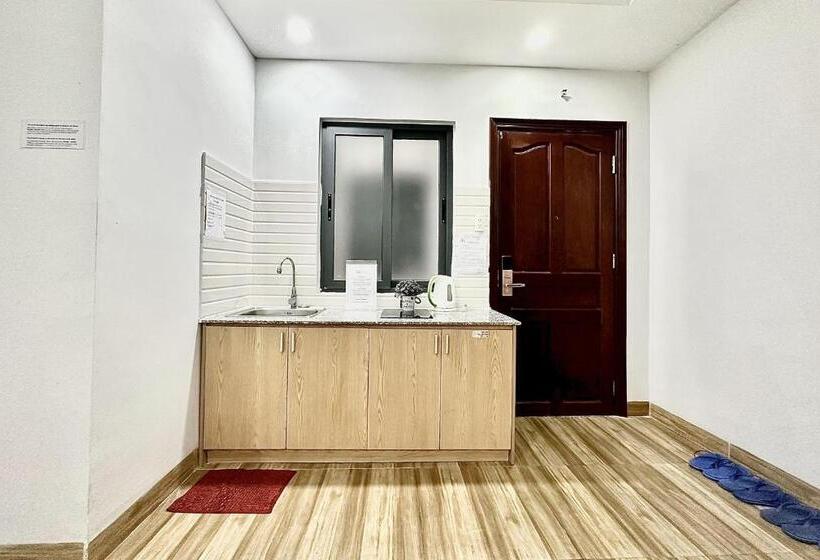 سوییت خانوادگی, The Jade Hotel Near Tan Son Nhat Airport