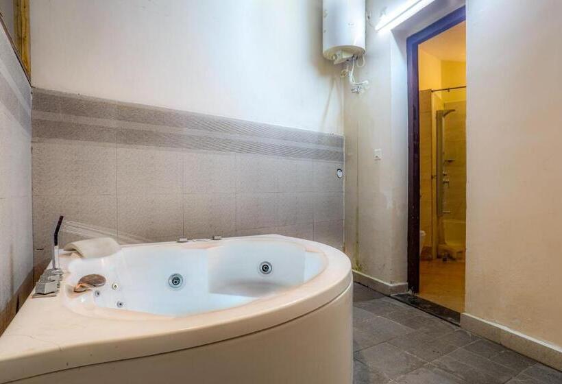 سوئیت با وان آب گرم, Corbett Panorama Resort