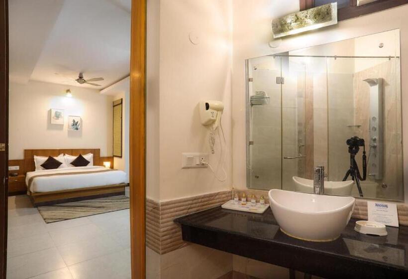 سوئیت با وان آب گرم, Corbett Panorama Resort