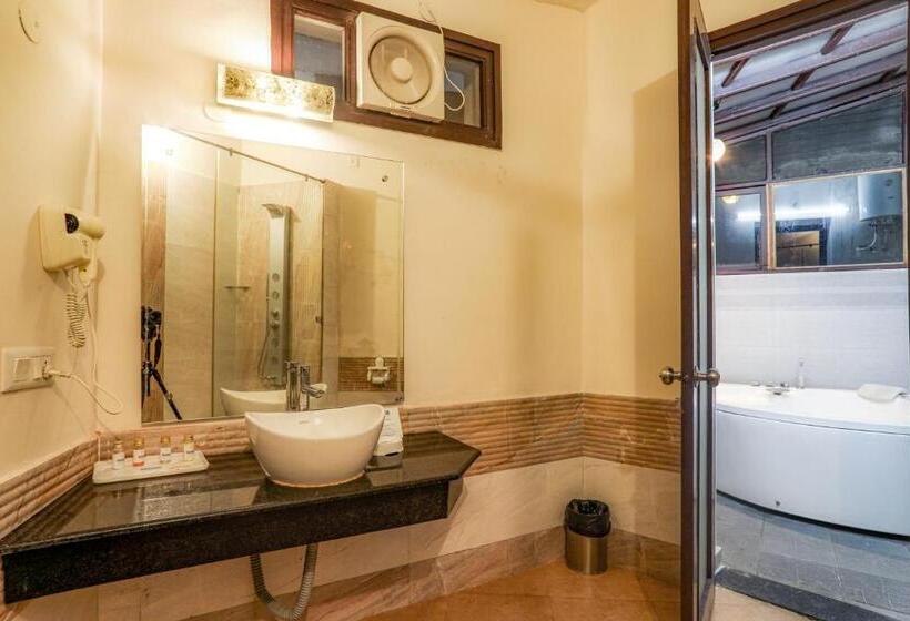 سوئیت با وان آب گرم, Corbett Panorama Resort