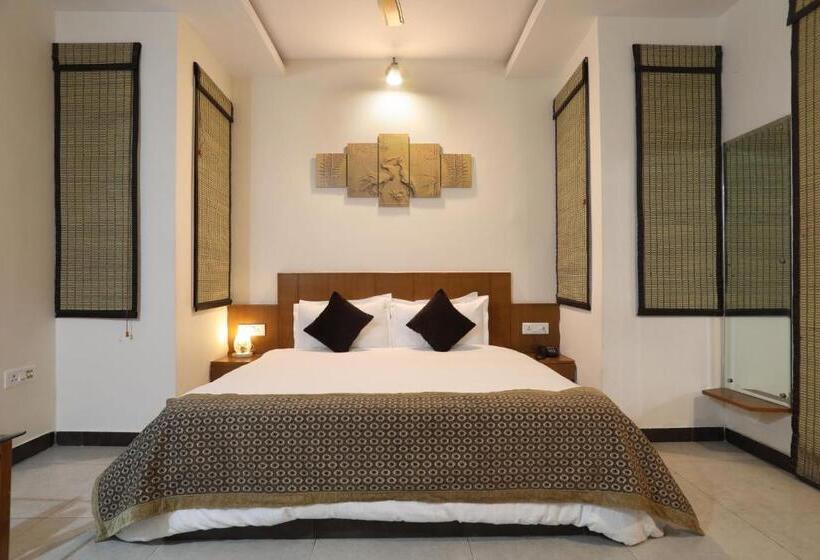 سوئیت با وان آب گرم, Corbett Panorama Resort