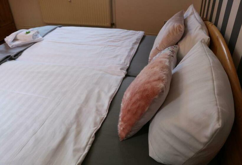 标准间, Altstadtcafé Und Pension