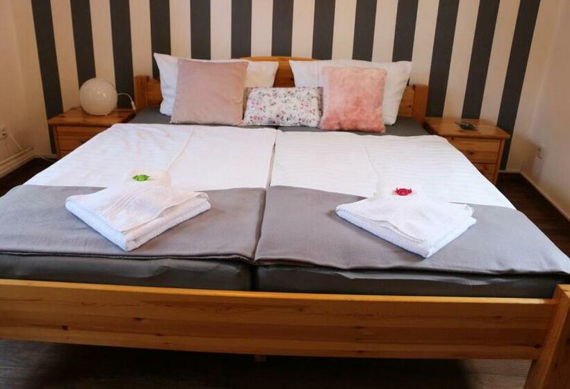 标准间, Altstadtcafé Und Pension