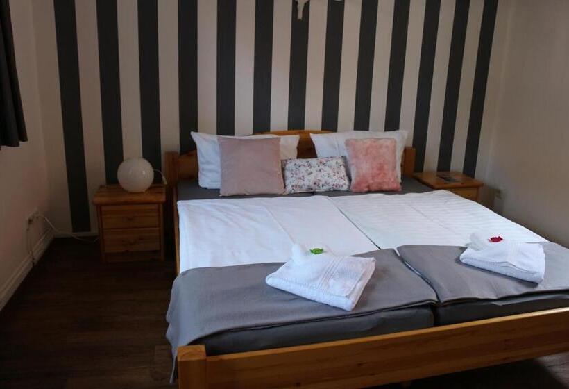 标准间, Altstadtcafé Und Pension