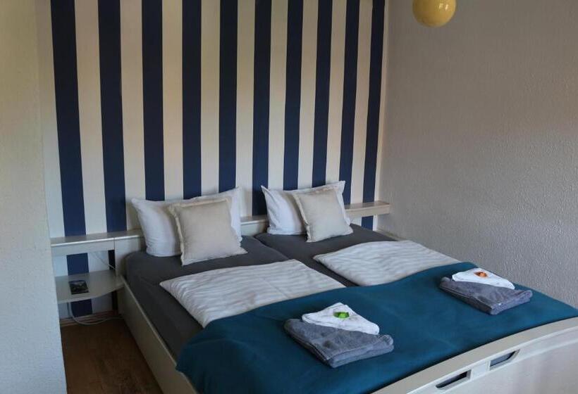 家庭间, Altstadtcafé Und Pension