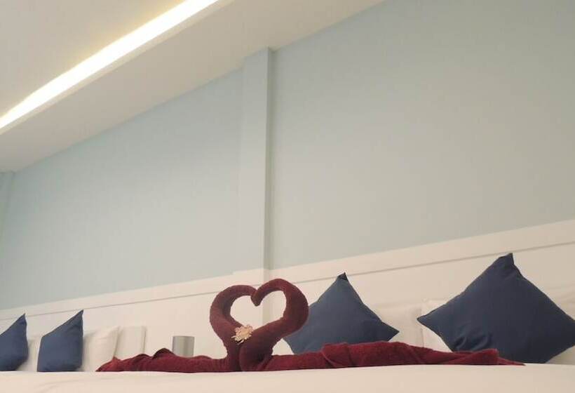 غرفة عائلية, Blue Moon Samed