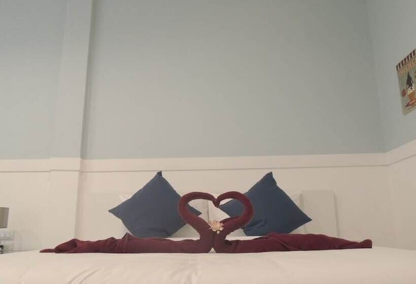 غرفة عائلية, Blue Moon Samed