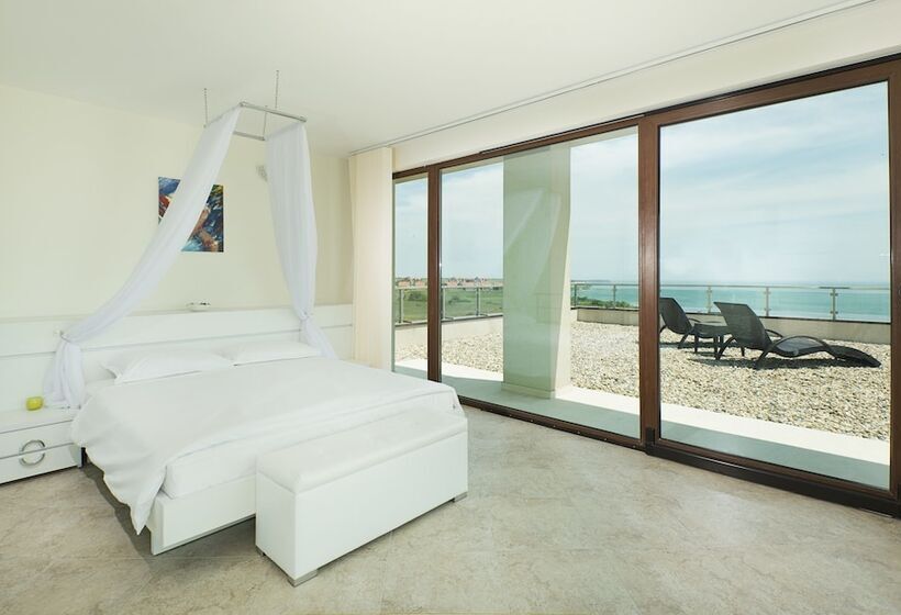 阁楼房, Calithea Complex