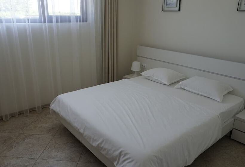 舒适两卧公寓, Calithea Complex