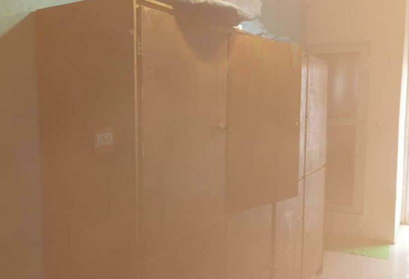 تختخواب در اتاق مشترک, Dakar International House