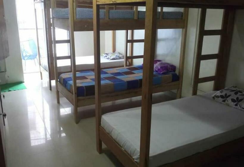 تختخواب در اتاق مشترک, Dakar International House