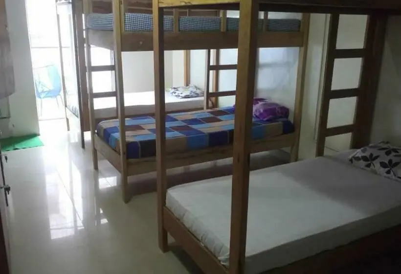تختخواب در اتاق مشترک, Dakar International House