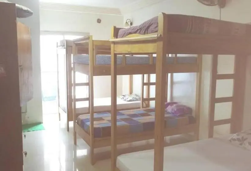 تختخواب در اتاق مشترک, Dakar International House