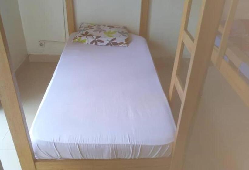 تختخواب در اتاق مشترک, Dakar International House