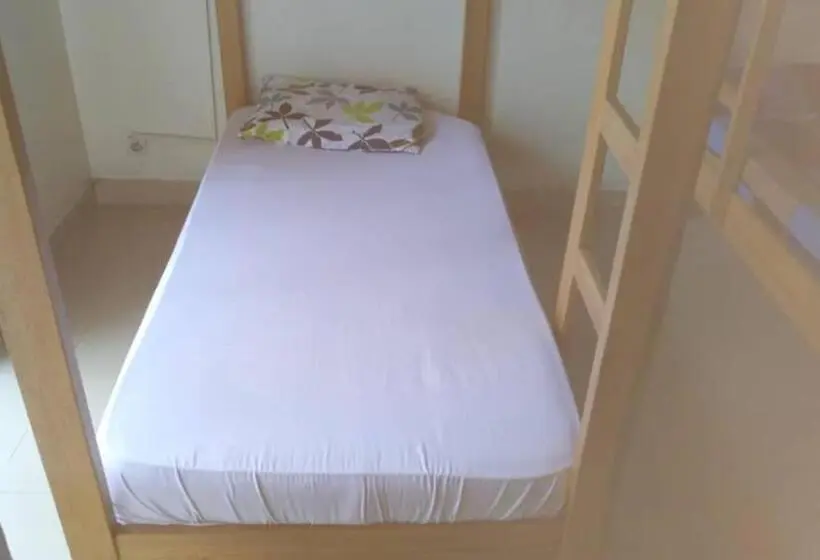 تختخواب در اتاق مشترک, Dakar International House