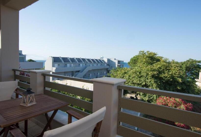 Четырехместный Номер Стандарт с Балконом, Golden Coast Resort