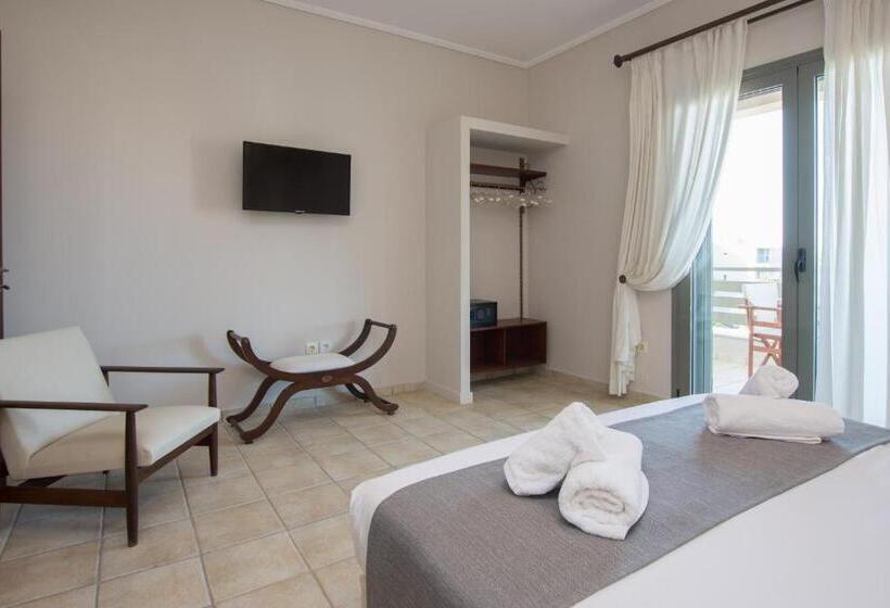 Четырехместный Номер Стандарт с Балконом, Golden Coast Resort