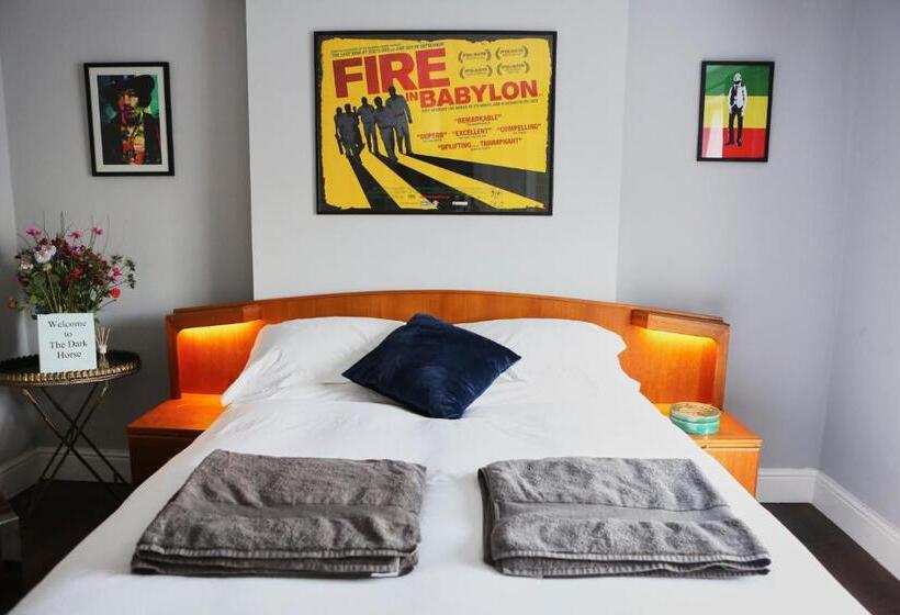 스탠다드 룸 킹사이즈 침대, The Dark Horse Pub