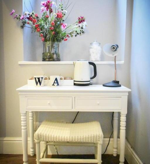 디럭스 룸, The Dark Horse Pub